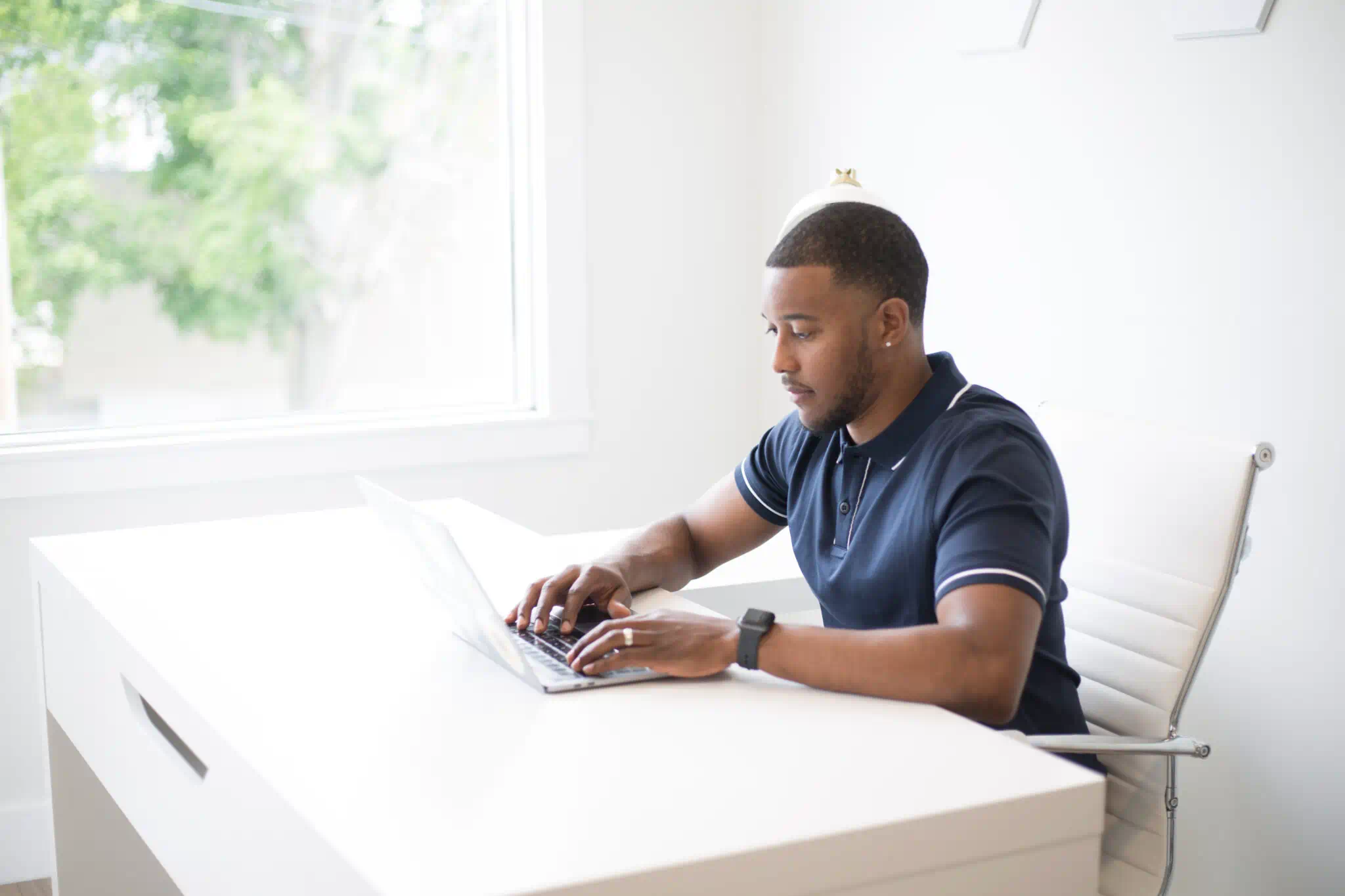 - ContentFlow Persoon werkt op laptop